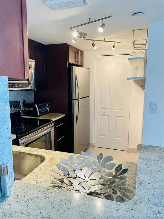 Recently Sold: $430,000 (1 beds, 1 baths, 735 Square Feet)