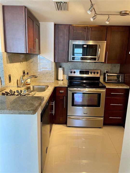 Recently Sold: $430,000 (1 beds, 1 baths, 735 Square Feet)