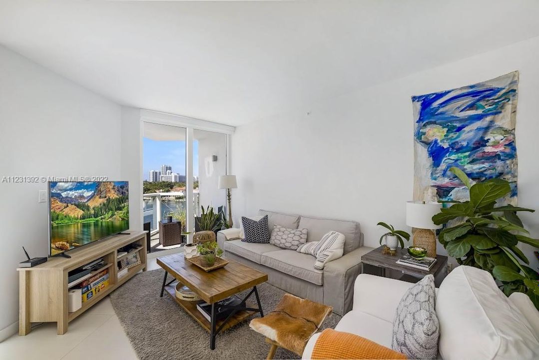 Recently Sold: $739,000 (2 beds, 2 baths, 947 Square Feet)