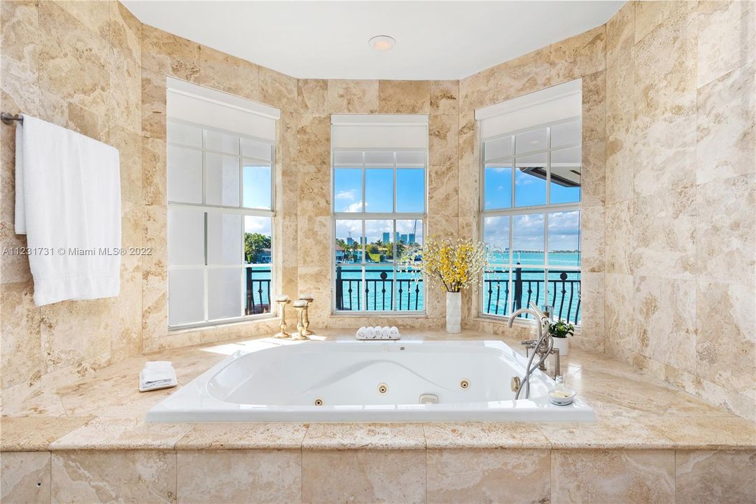 最近租的: $45,000 (4 贝兹, 5 浴室, 5392 平方英尺)