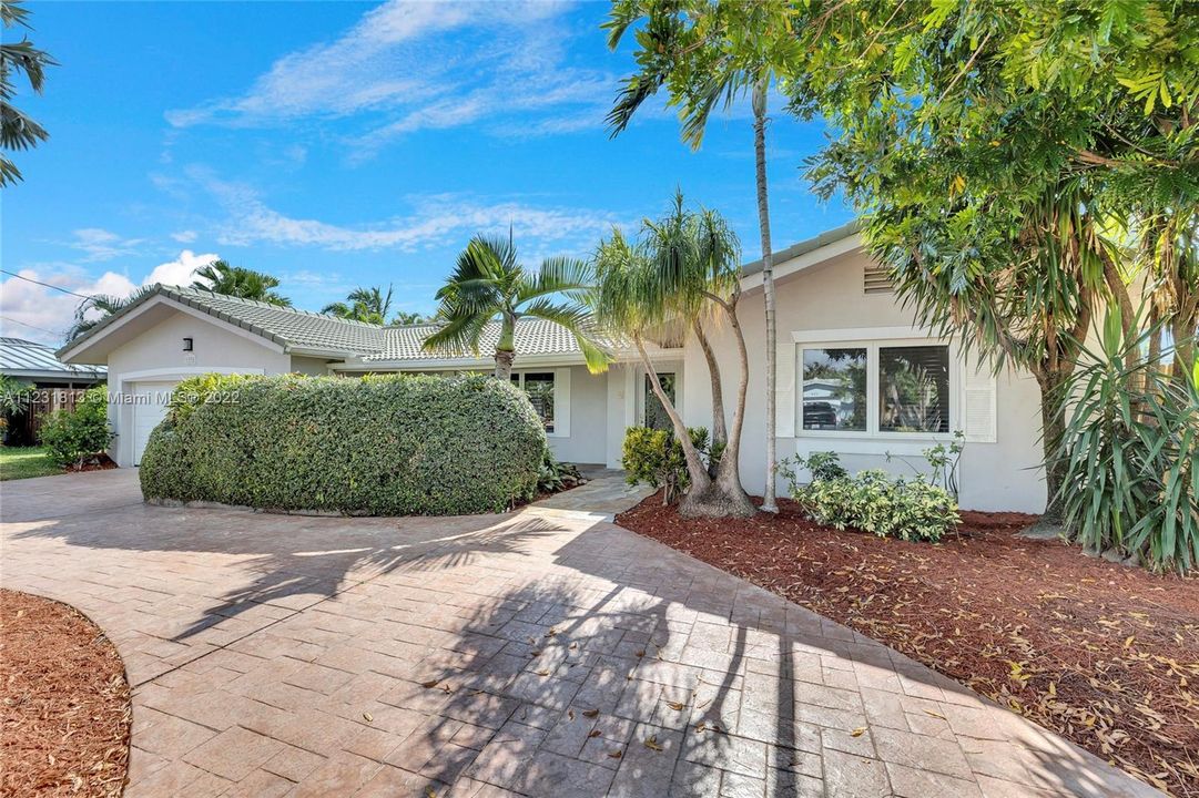 Recently Sold: $1,699,000 (3 beds, 2 baths, 1727 Square Feet)