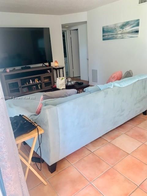 Recently Rented: $1,695 (1 beds, 1 baths, 711 Square Feet)