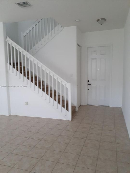 Recently Rented: $2,700 (3 beds, 2 baths, 1687 Square Feet)