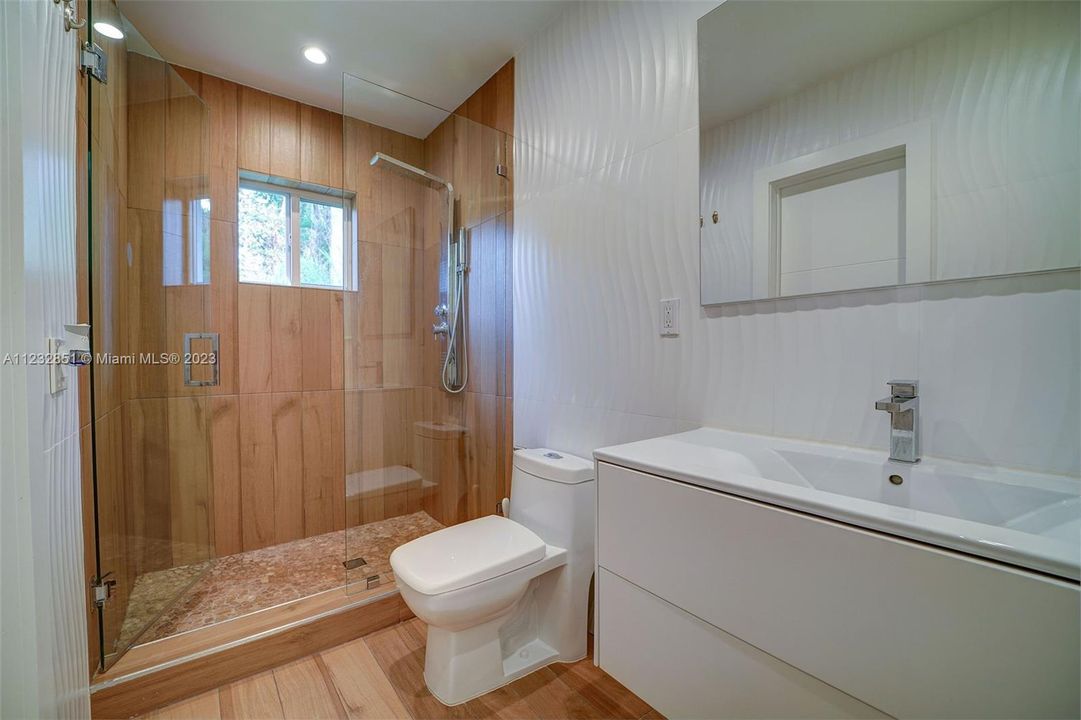 最近售出: $995,000 (3 贝兹, 2 浴室, 1803 平方英尺)
