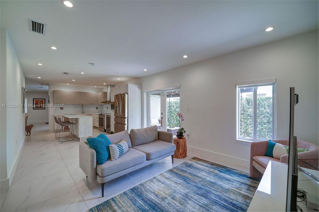 Recently Sold: $995,000 (3 beds, 2 baths, 1803 Square Feet)