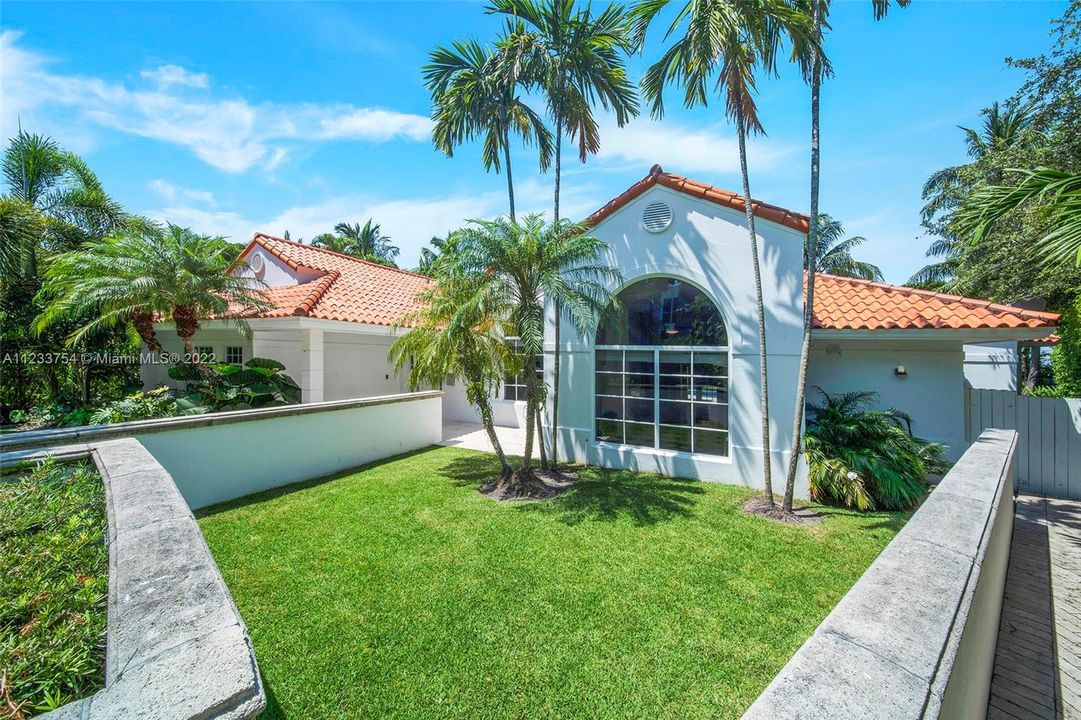Recently Sold: $3,800,000 (4 beds, 4 baths, 3789 Square Feet)