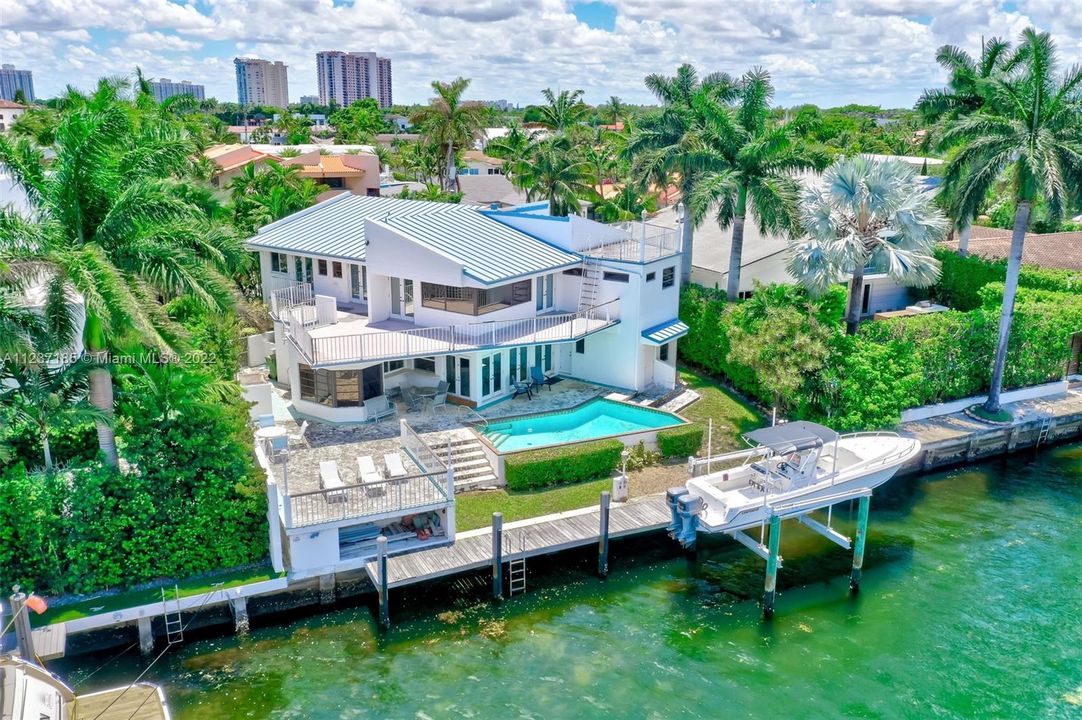 Recently Sold: $3,500,000 (4 beds, 3 baths, 3705 Square Feet)