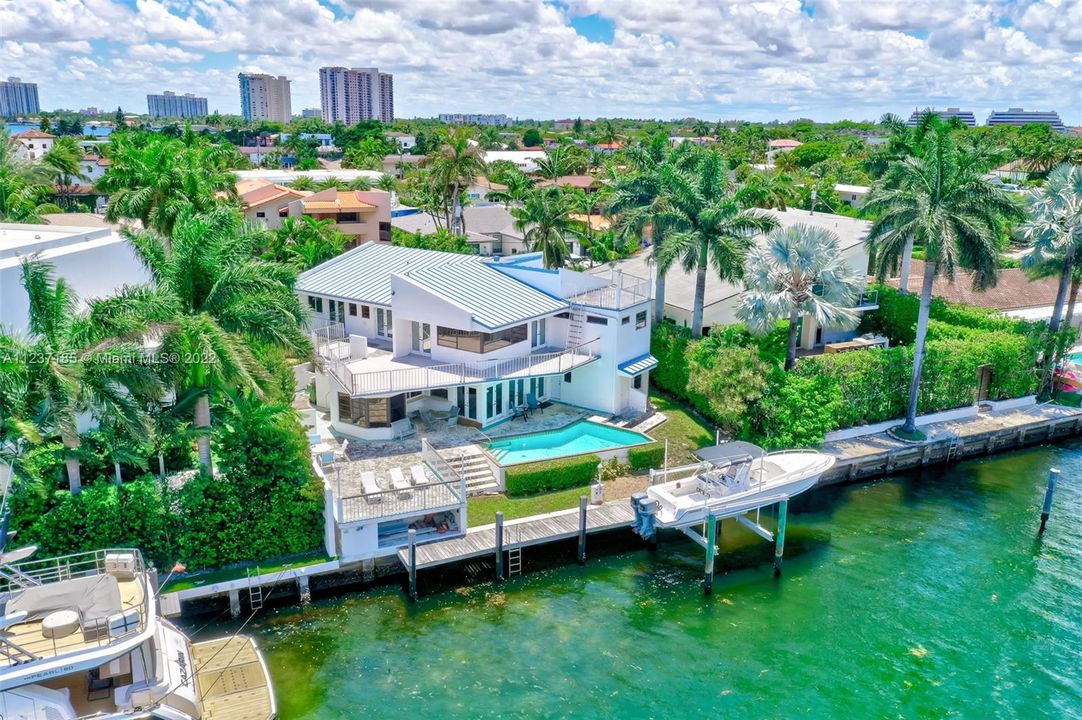 Recently Sold: $3,500,000 (4 beds, 3 baths, 3705 Square Feet)