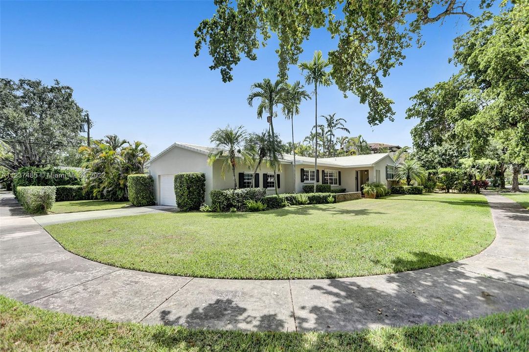 Recently Sold: $1,699,900 (3 beds, 2 baths, 1824 Square Feet)