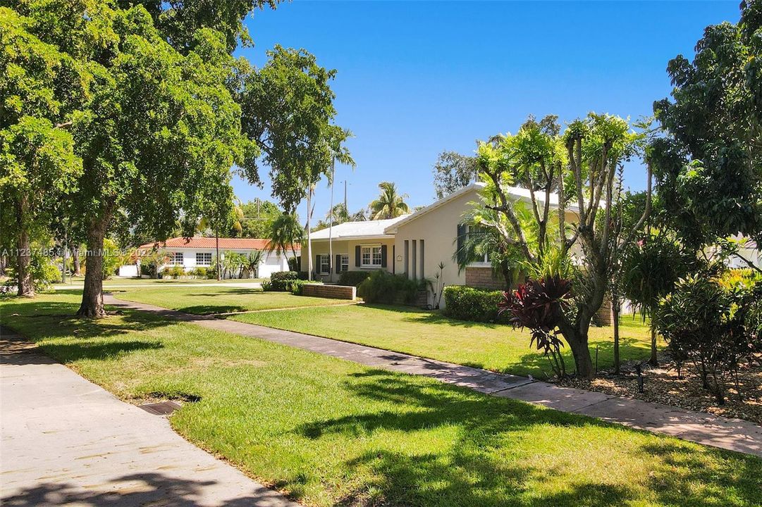 Recently Sold: $1,699,900 (3 beds, 2 baths, 1824 Square Feet)