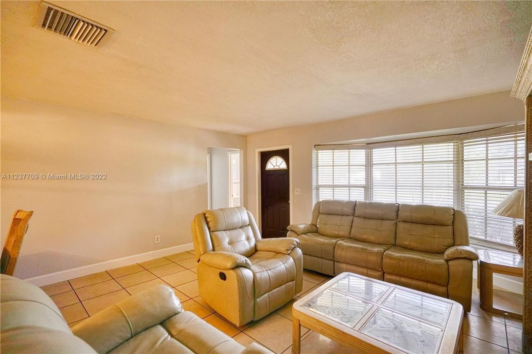 最近售出: $365,000 (2 贝兹, 2 浴室, 1474 平方英尺)