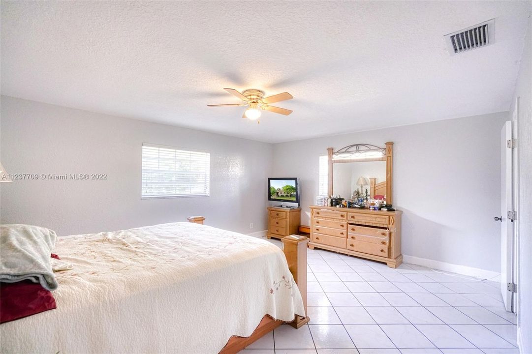 最近售出: $365,000 (2 贝兹, 2 浴室, 1474 平方英尺)