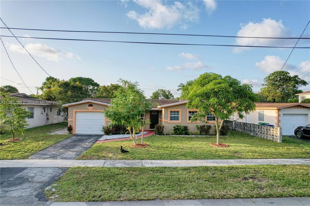 最近售出: $365,000 (2 贝兹, 2 浴室, 1474 平方英尺)