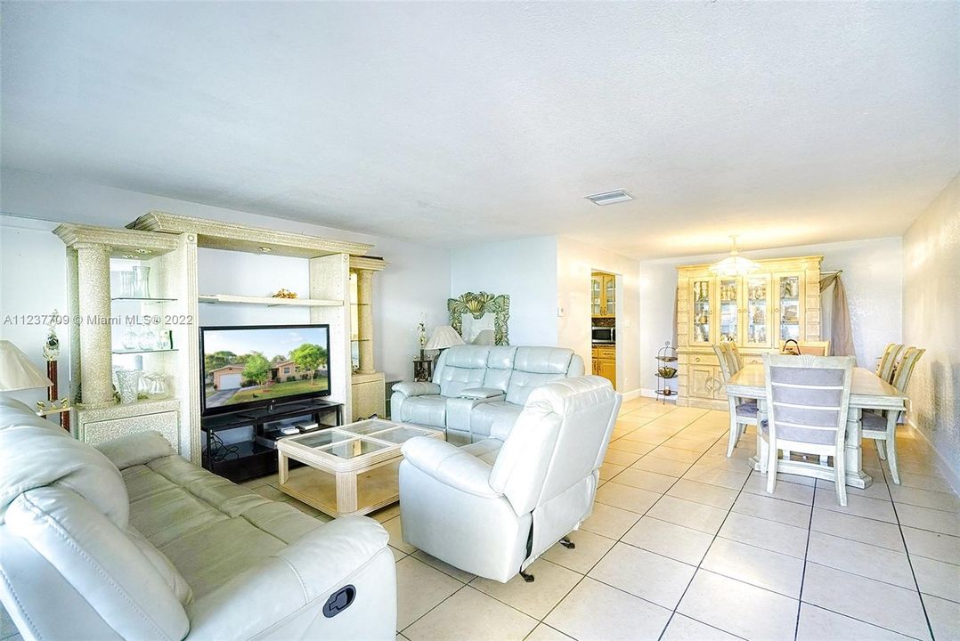 最近售出: $365,000 (2 贝兹, 2 浴室, 1474 平方英尺)