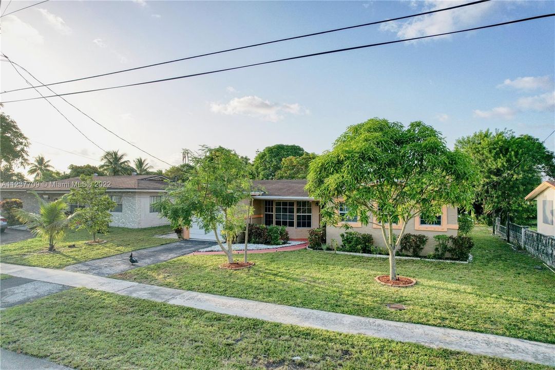 最近售出: $365,000 (2 贝兹, 2 浴室, 1474 平方英尺)