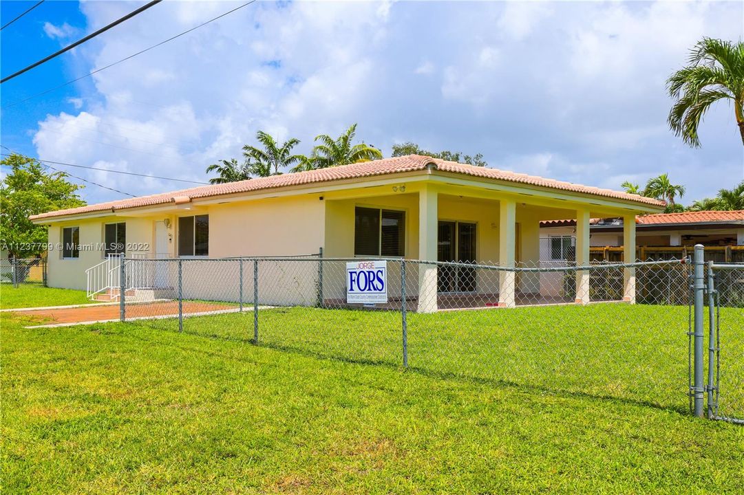 Recently Sold: $700,000 (3 beds, 2 baths, 1595 Square Feet)