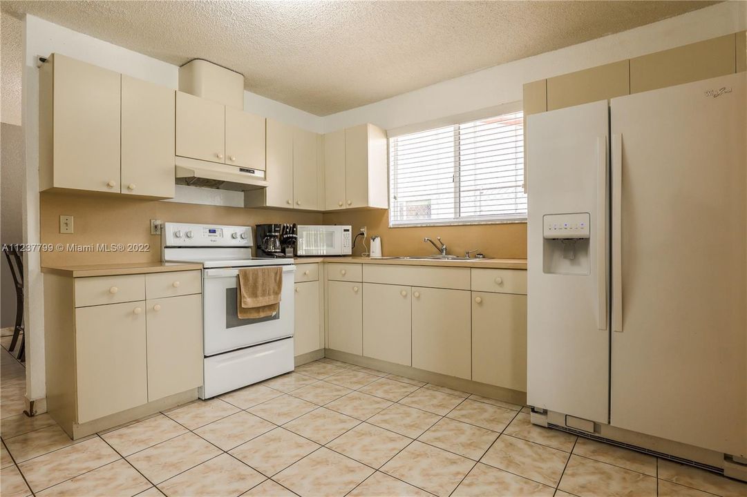 Recently Sold: $700,000 (3 beds, 2 baths, 1595 Square Feet)