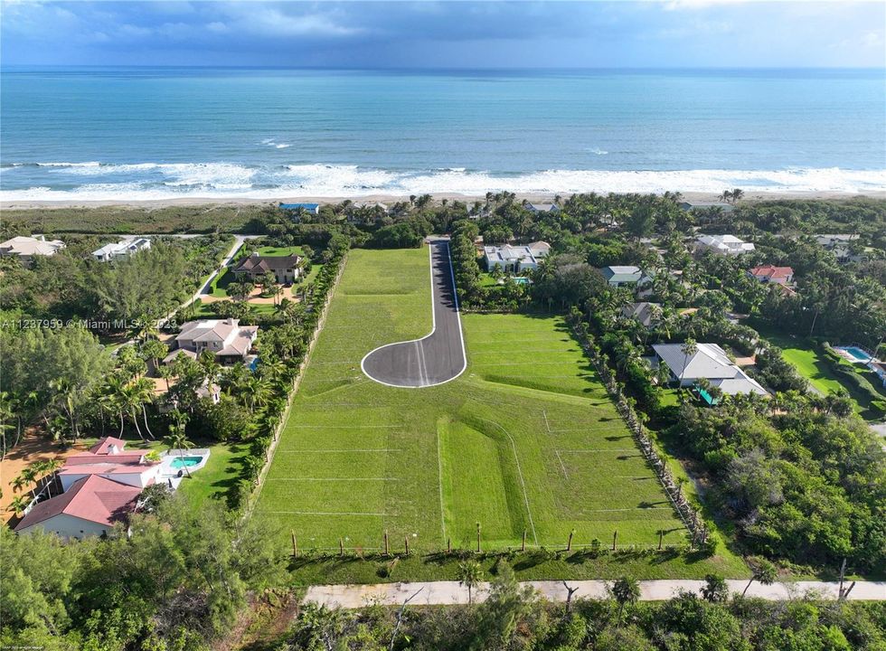 На продажу: $2,999,000 (0.57 acres)