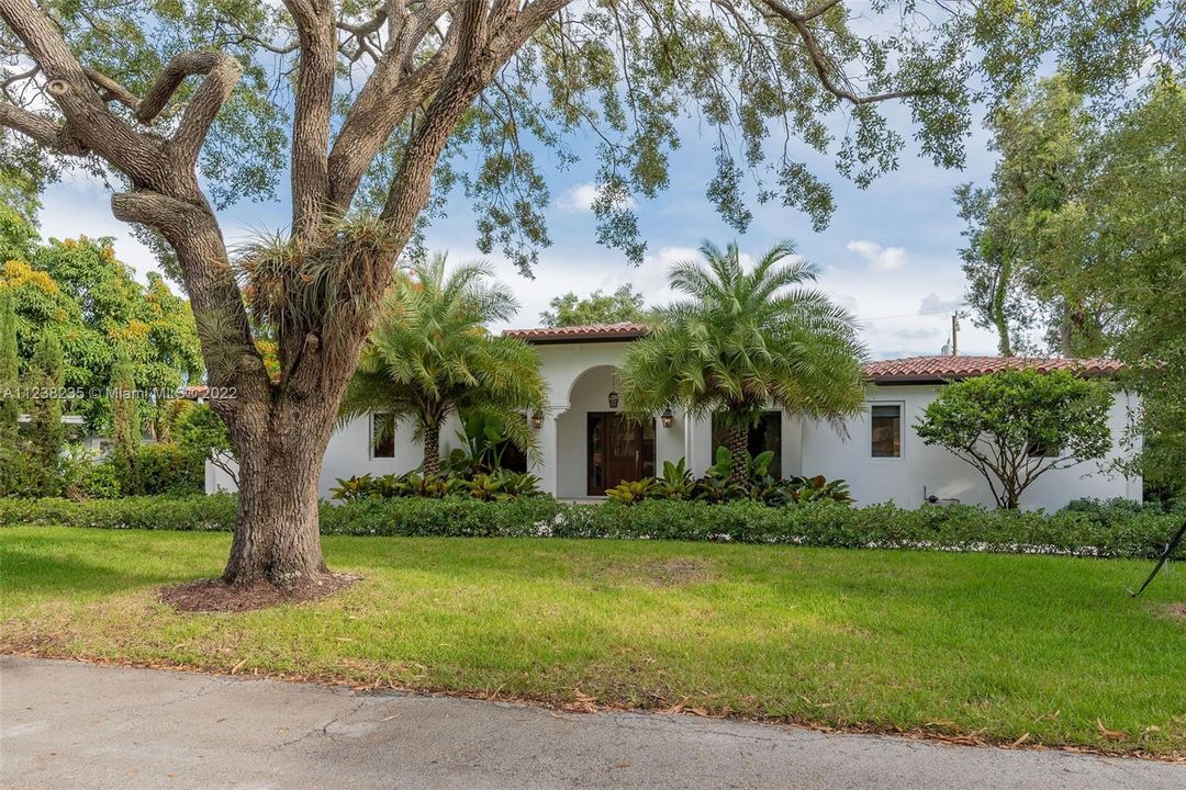 Recently Sold: $2,200,000 (3 beds, 2 baths, 1652 Square Feet)