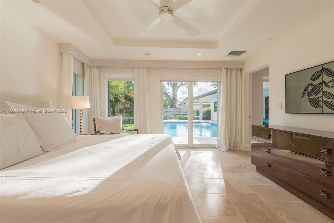 Recently Sold: $2,200,000 (3 beds, 2 baths, 1652 Square Feet)