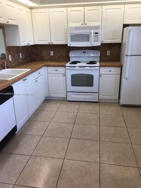 Recently Sold: $195,000 (1 beds, 1 baths, 940 Square Feet)