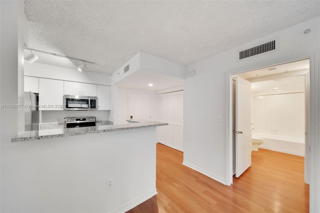 Recently Rented: $3,001 (1 beds, 1 baths, 928 Square Feet)