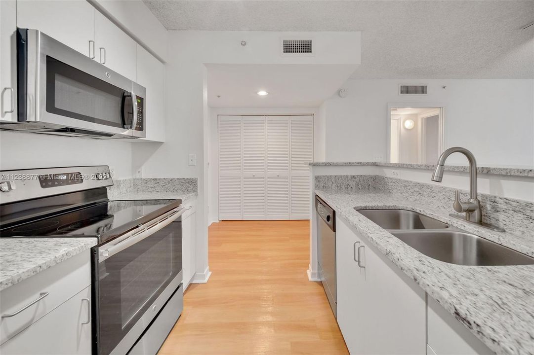 Recently Rented: $3,001 (1 beds, 1 baths, 928 Square Feet)