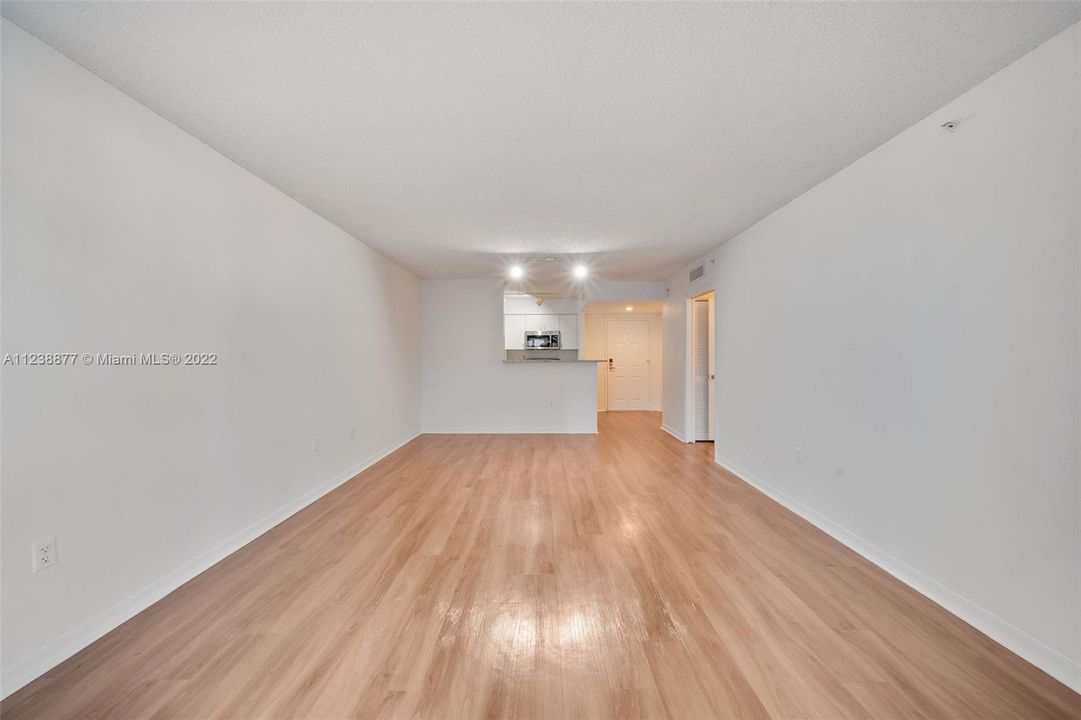 Recently Rented: $3,001 (1 beds, 1 baths, 928 Square Feet)