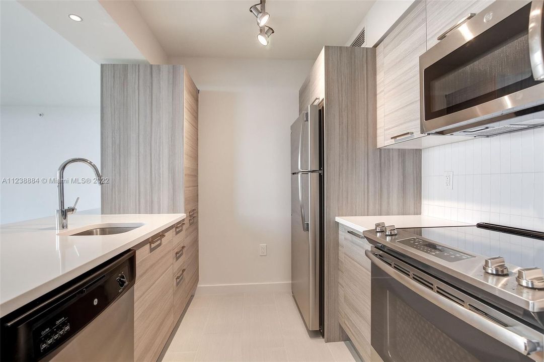 Recently Rented: $2,942 (1 beds, 1 baths, 827 Square Feet)