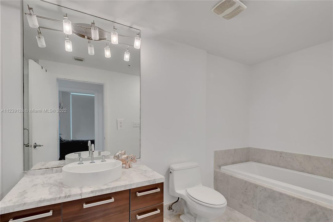Recently Sold: $440,000 (1 beds, 1 baths, 806 Square Feet)