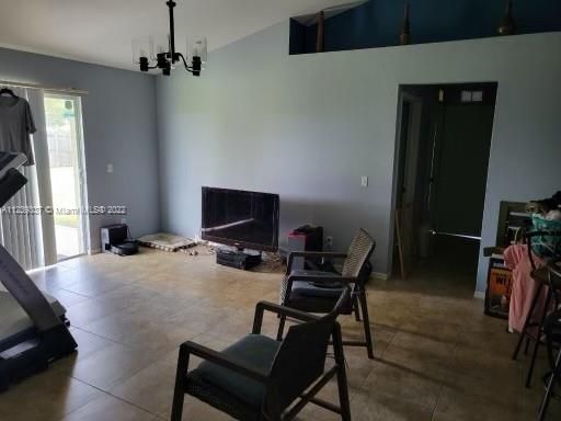 Recently Rented: $2,600 (3 beds, 2 baths, 1800 Square Feet)