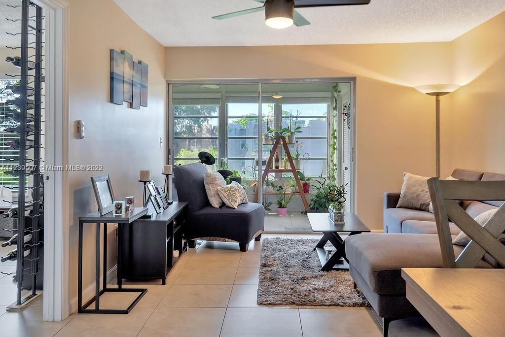 Recently Sold: $238,000 (2 beds, 2 baths, 924 Square Feet)