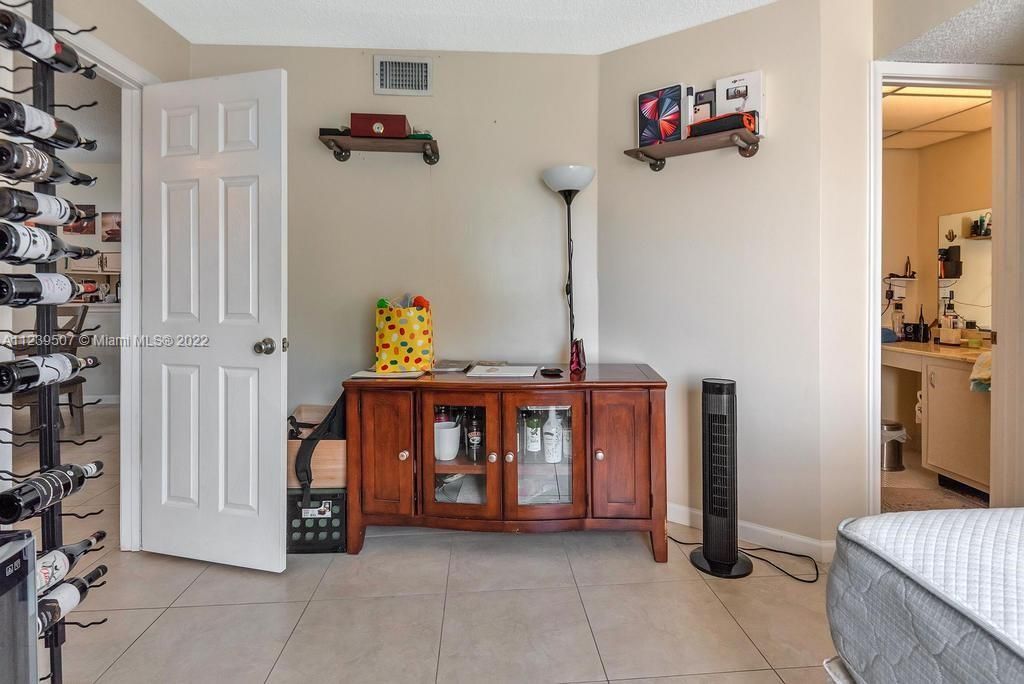 Recently Sold: $238,000 (2 beds, 2 baths, 924 Square Feet)