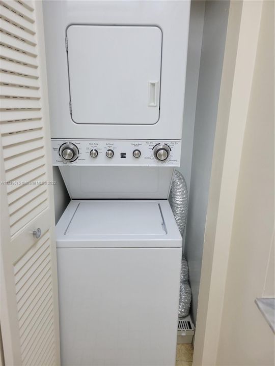 Stack washer/dryer