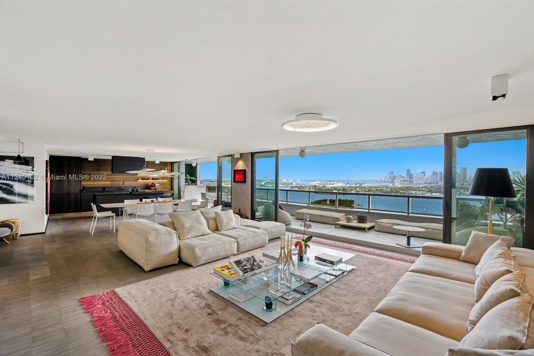 Recently Sold: $4,000,000 (3 beds, 3 baths, 2629 Square Feet)