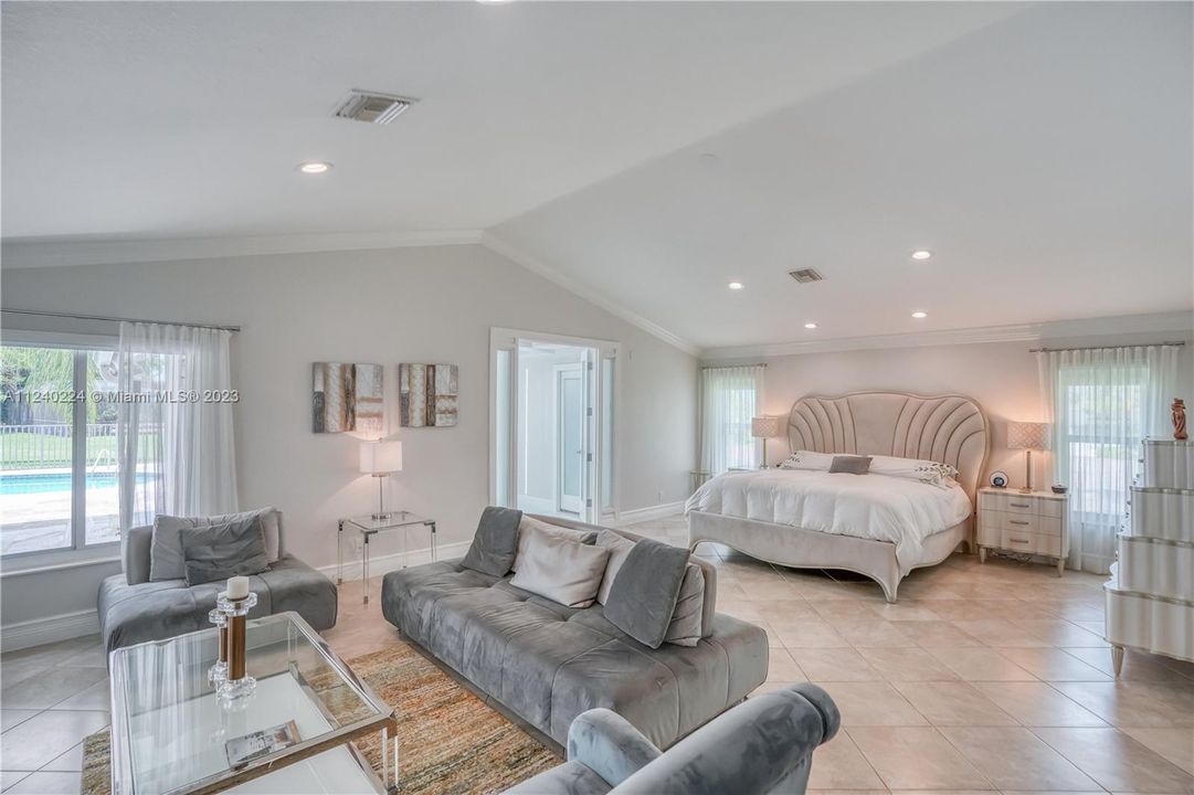 Recently Sold: $1,098,000 (5 beds, 4 baths, 4024 Square Feet)