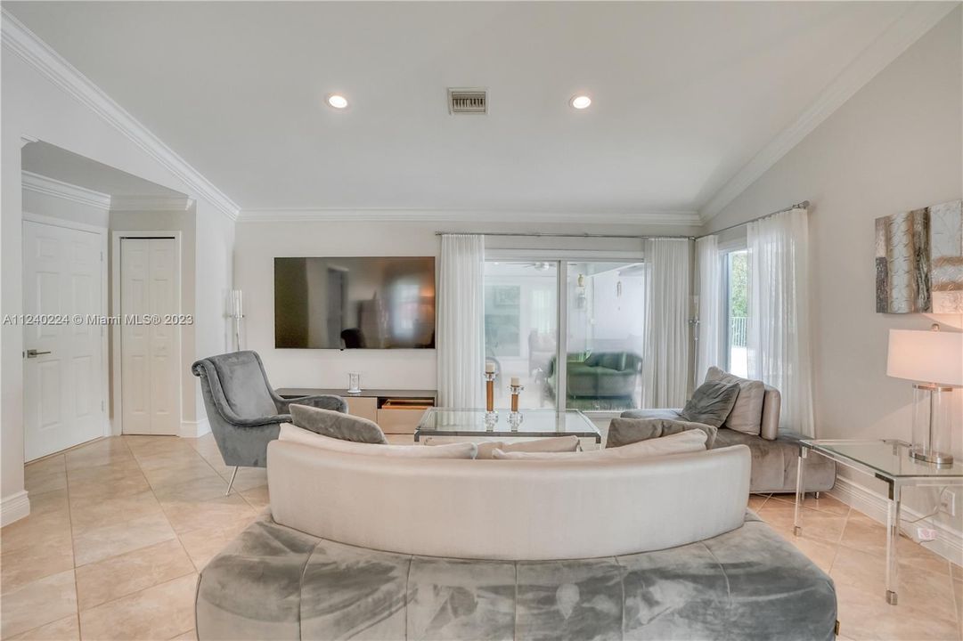 Recently Sold: $1,098,000 (5 beds, 4 baths, 4024 Square Feet)