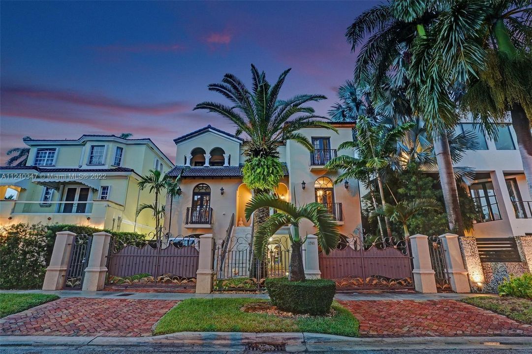 Recently Sold: $5,900,000 (4 beds, 5 baths, 4824 Square Feet)