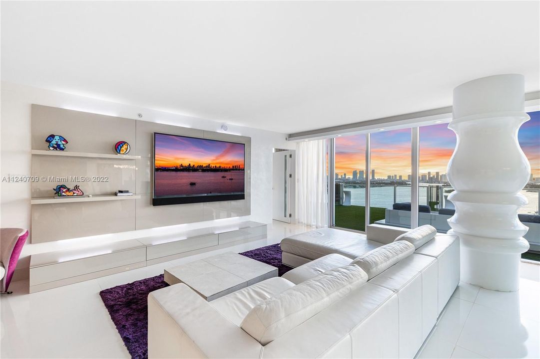 Recently Sold: $5,000,000 (3 beds, 3 baths, 4120 Square Feet)