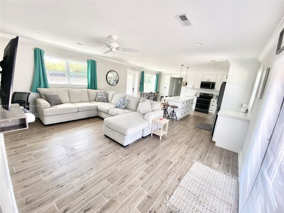 Recently Rented: $4,950 (3 beds, 2 baths, 1360 Square Feet)