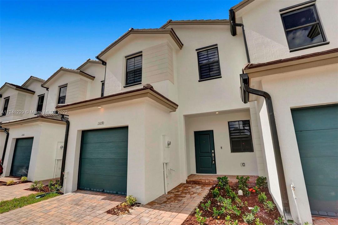 Recently Rented: $2,800 (3 beds, 2 baths, 1697 Square Feet)