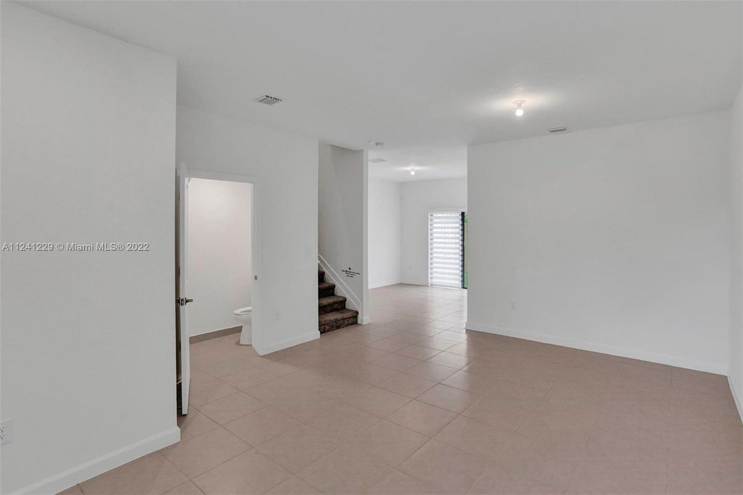 Recently Rented: $2,800 (3 beds, 2 baths, 1697 Square Feet)