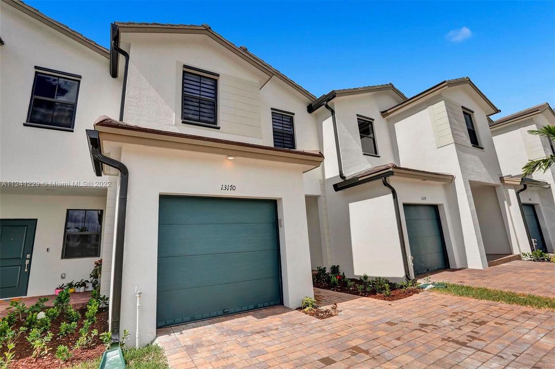 Recently Rented: $2,800 (3 beds, 2 baths, 1697 Square Feet)