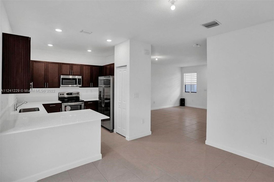 Recently Rented: $2,800 (3 beds, 2 baths, 1697 Square Feet)