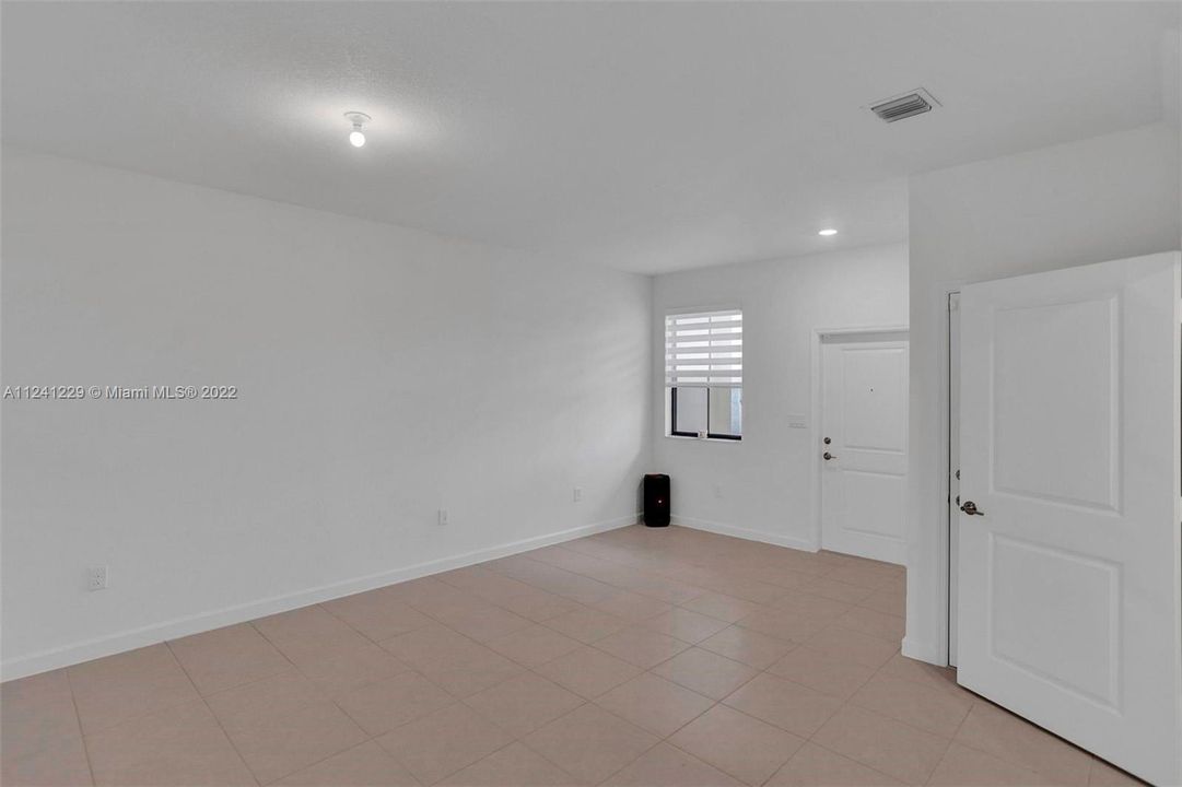 Recently Rented: $2,800 (3 beds, 2 baths, 1697 Square Feet)