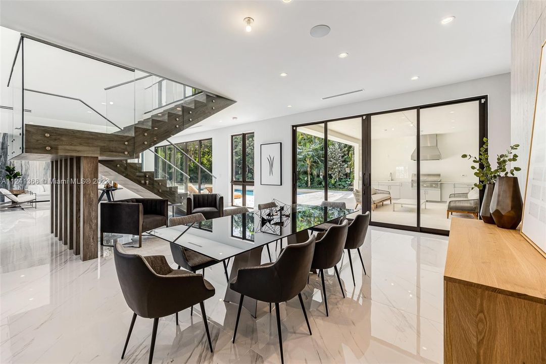 Recently Sold: $5,995,000 (6 beds, 6 baths, 6129 Square Feet)
