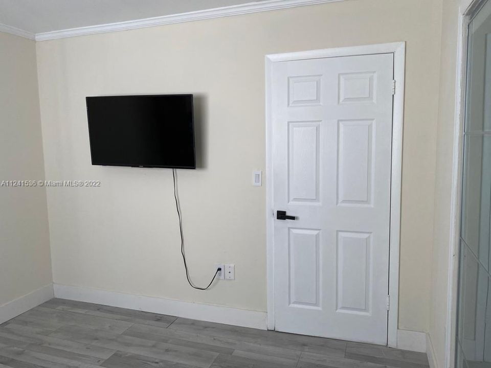 Recently Rented: $2,500 (2 beds, 1 baths, 1000 Square Feet)
