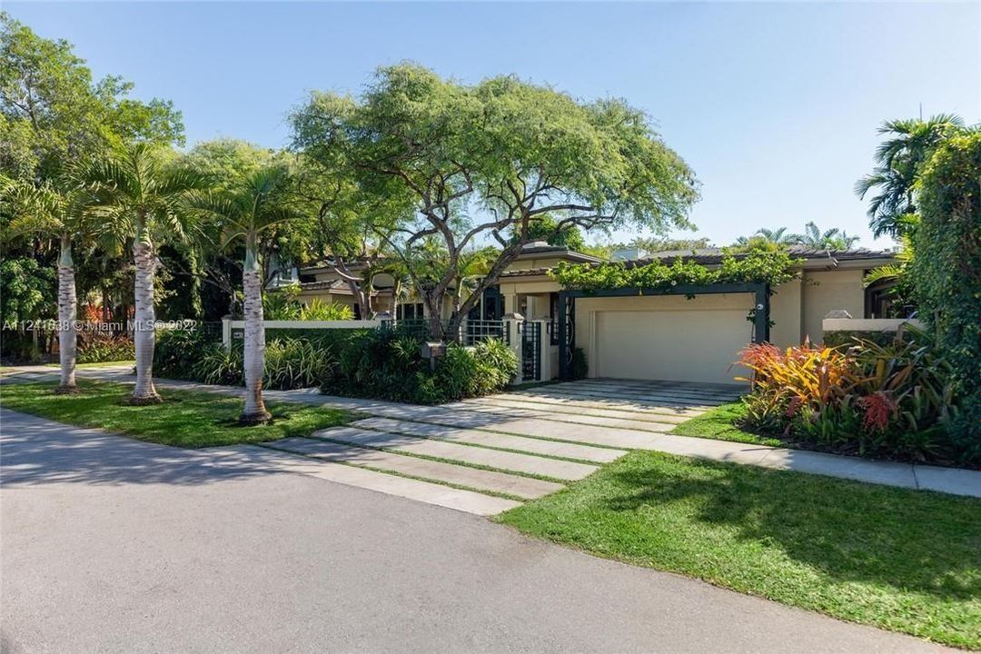 Recently Sold: $2,897,000 (4 beds, 3 baths, 3760 Square Feet)