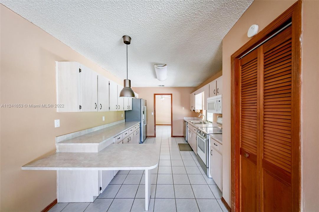 Recently Rented: $3,900 (3 beds, 2 baths, 1699 Square Feet)