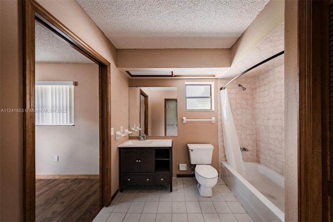 Recently Rented: $3,900 (3 beds, 2 baths, 1699 Square Feet)